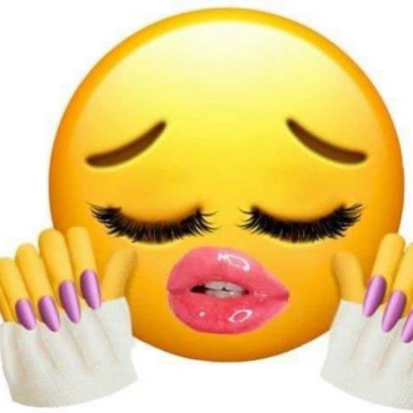 Смайлик с ногтями и ресницами
