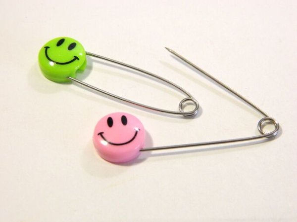 Смайлик булавка