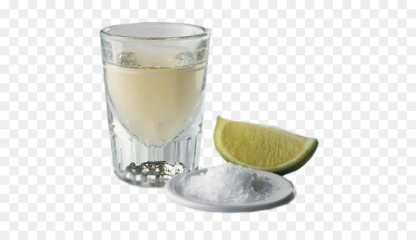 Рюмка текила на белом фоне