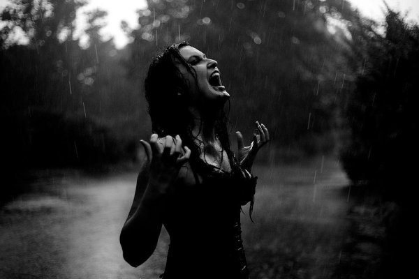 Девушка кричит в лесу