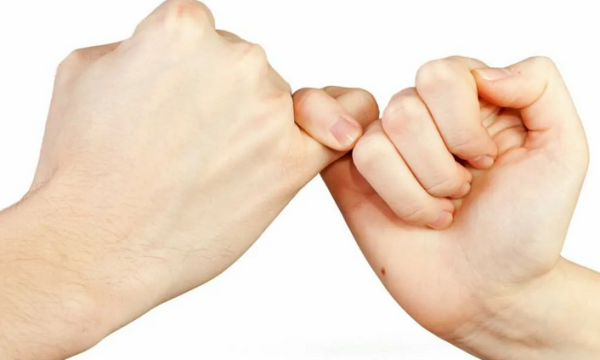 Рукопожатие мизинцами