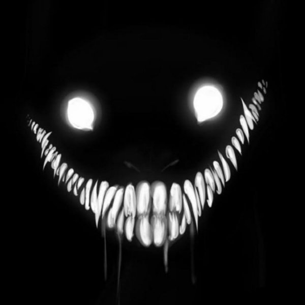 Страшная улыбка на черном фоне