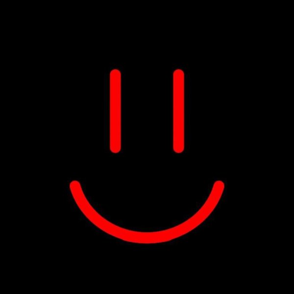 Улыбка на темном фоне