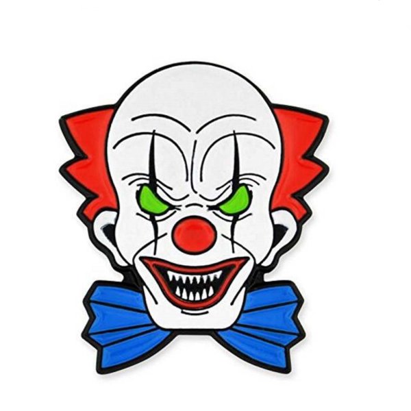 Страшный клоун на белом фоне