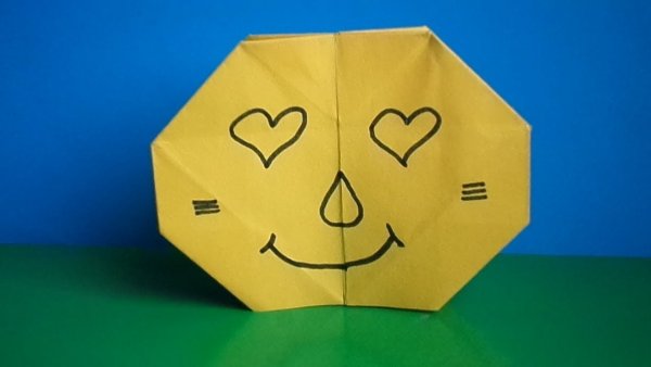 Кубик из бумаги с лицом