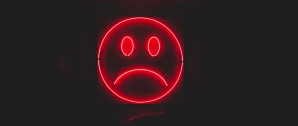 Красная рожица на черном фоне