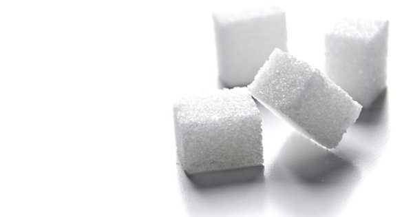 Сахар рафинад на белом фоне