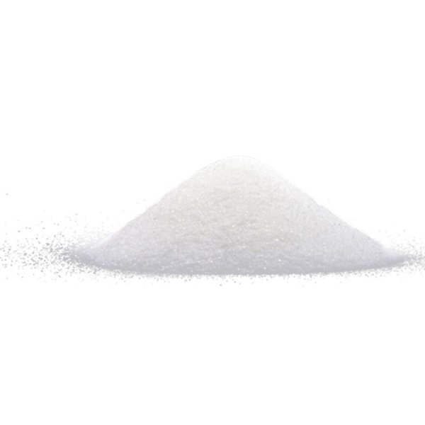 Сахарный песок на белом фоне