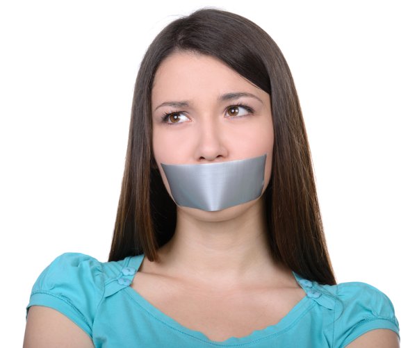 Девушка с заклеенным ртом