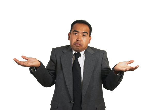 Мужчина пожимает плечами