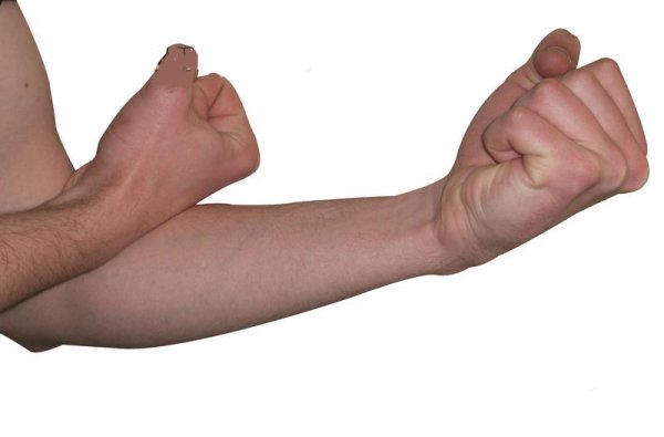 Рука согнутая в локте кулак