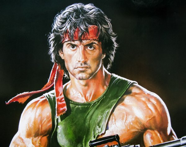 Сильвестр Сталлоне стреляет из пулемета