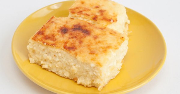 Творожная запеканка на белом фоне