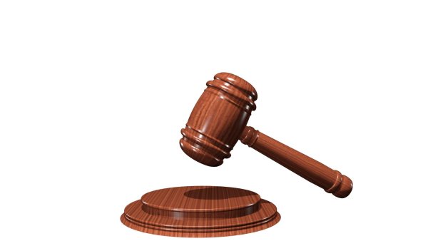 Судейский молоток на прозрачном фоне