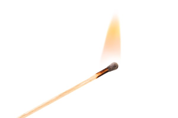 Спичка на белом фоне