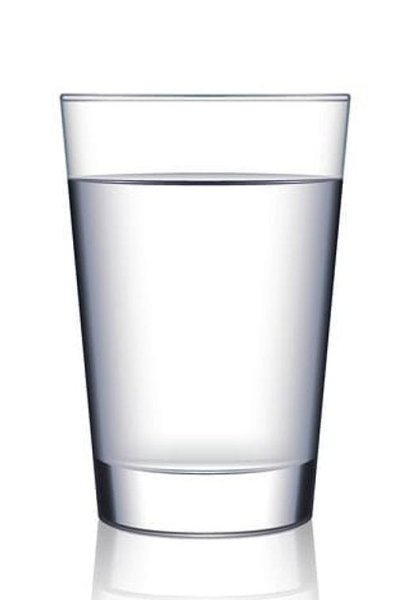 Прозрачная вода в стакане