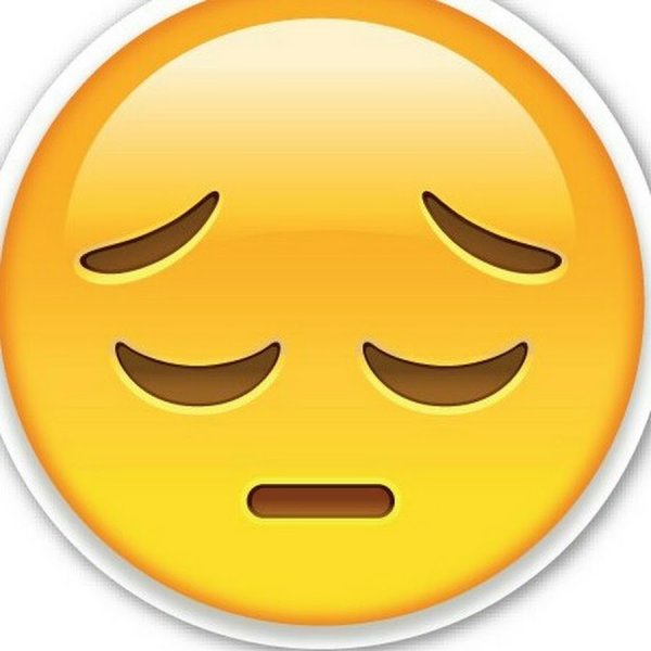 Смайлик с ногтями и ресницами