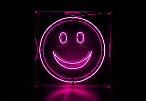 Неоновые улыбающийся смайлик