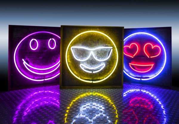 Неоновые рожицы
