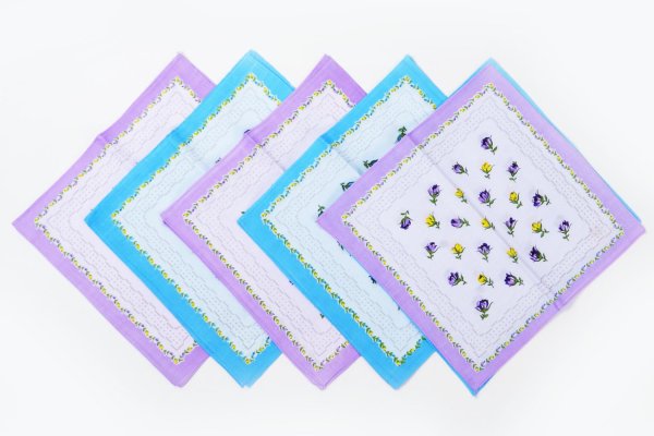 Рука протягивает платок