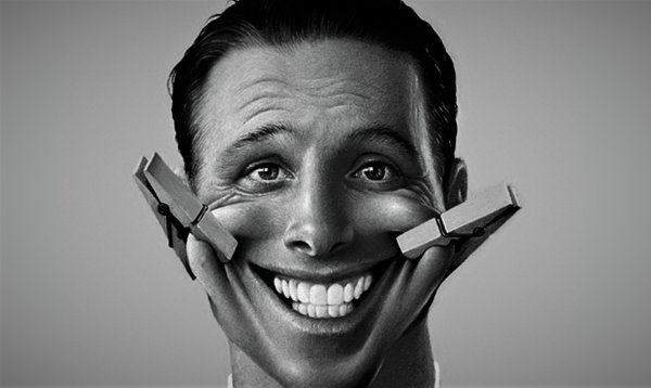 Натянутая улыбка