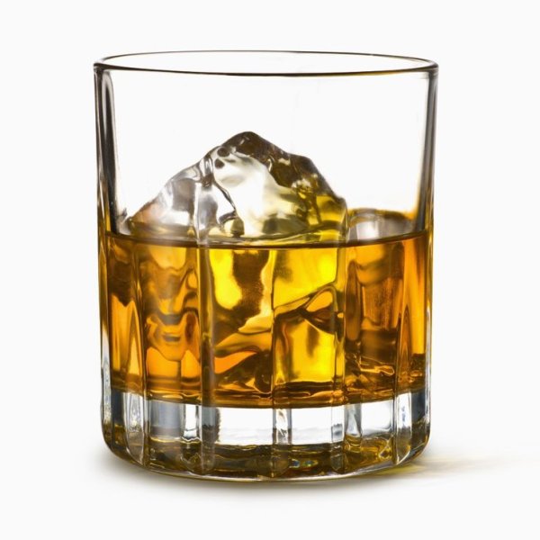 Бокал виски на белом фоне