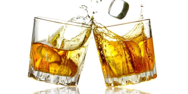 Бокал виски на белом фоне