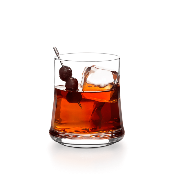Бокал с коньяком на прозрачном фоне