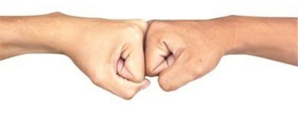 Стукаются кулаками