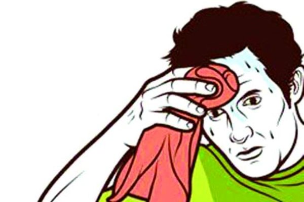 Вытирает пот с лица