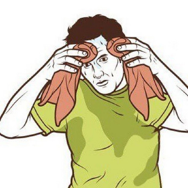 Вытирает пот со лба