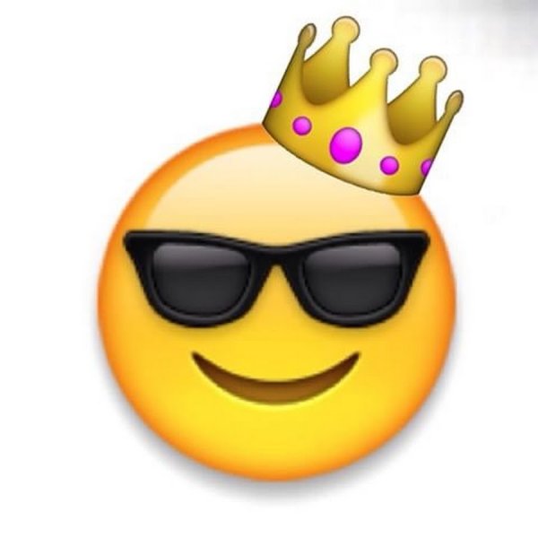 Смайлик с короной на голове