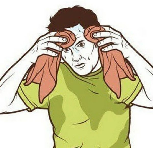 Вытирает пот со лба