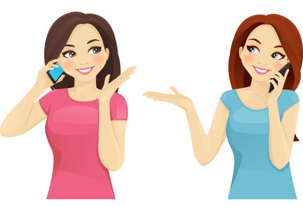 Две подруги разговаривают по телефону