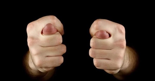 Мужик показывает дулю