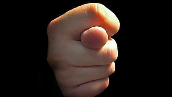 Дуля на черном фоне