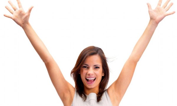 Женщина с поднятыми руками