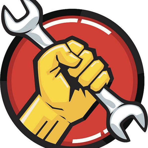 Гаечный ключ в руке