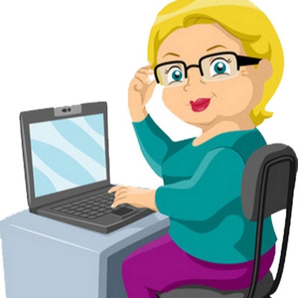 Тетка сидит за компом