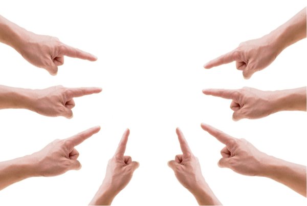 Много указательных пальцев