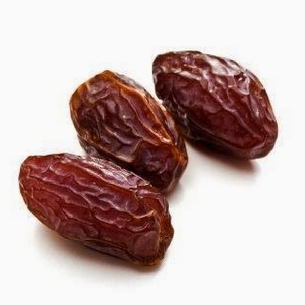 Финики на белом фоне