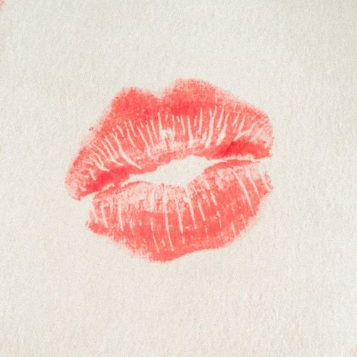 Отпечаток губ на бумаге