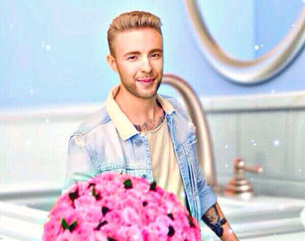 Егор Крид с цветами