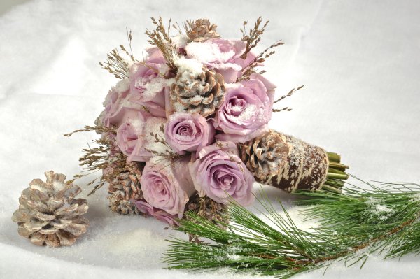 Зимний букет из шишек