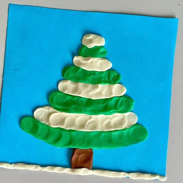 Елка из пластилина на картоне