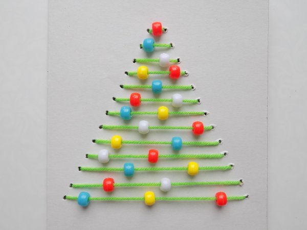 Новогодняя открытка с елкой из ниток