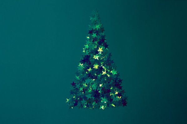 Новогодняя елка на голубом фоне