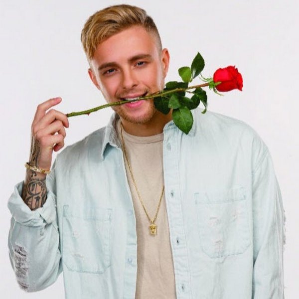 Егор Крид с розой в зубах