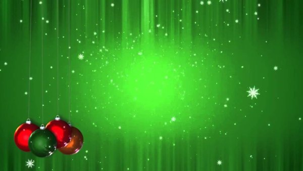 Елочные игрушки на зеленом фоне