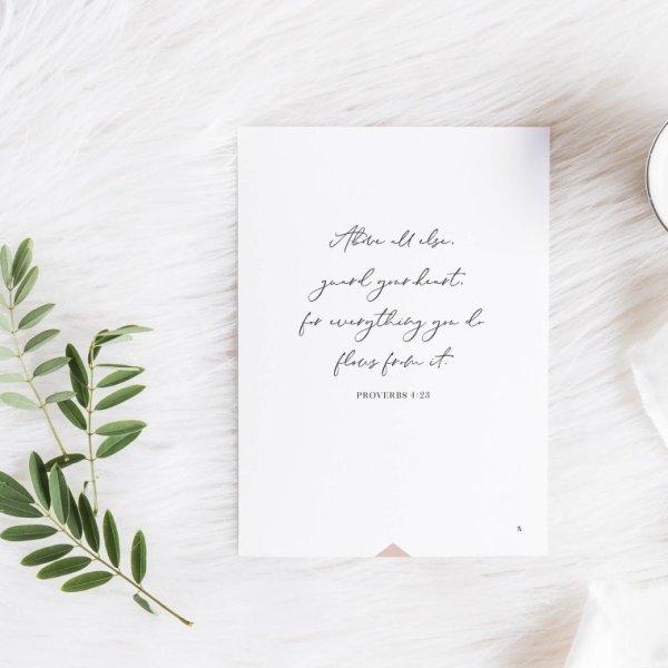 Открытка в руке мокап